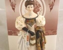 1618 - Avon commemorative 2000 Mrs. PFE Albee award with box
