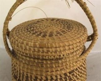 1699 - Vintage South Carolina sweetgrass basket with lid 10 x 7
