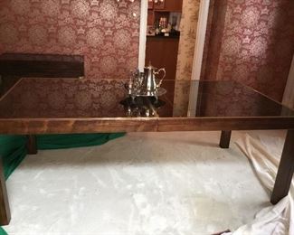 Henredon dining room table, has 2 leaves and pads 