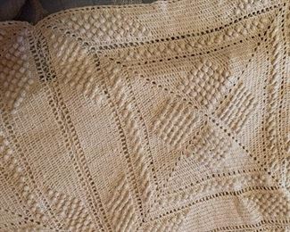 COLLECTION OF VINTAGE BED AND TABLE LINENS