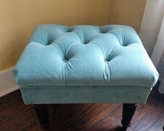 Tufted Upholstered Ottoman/footstool
