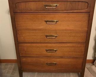 Bassett Mid Century 5 drawer dresser - excellent condition.
