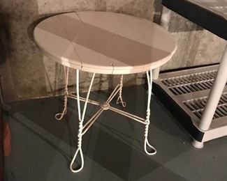 Small little lawn table with wire legs