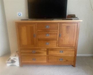 Gentlemens chest for the king size bedroom set Amish made