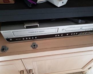Magnavox- VHS and DVD Player