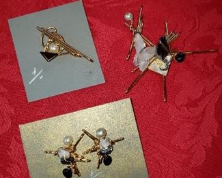 This photo doesn't do this art jewelry justice