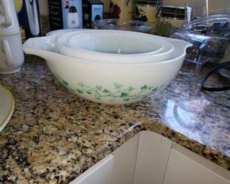 Vintage Pyrex in great condition