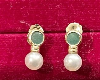 14k Gold Green Tourmaline And Faux Pearl Post Earrings 1 Gram Total Weight