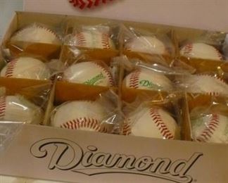 BOX BASEBALLS   NEW