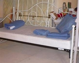 DAY BED WITH LINEN