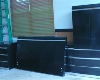 BLACK BEDROOM SET WITH QUEEN HEADBOARD,2 NIGHT STANDS ,  DRESSER AND MIRROR AND TV CABINET WITH DRAWERS IN VERY NICE CONDITION 