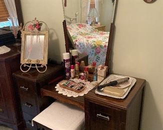 Make up desk w/mirror