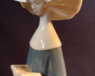 Detail: Lladro Prayerful Moment Nun Figurine 10" - buy on StubbsEstates.com