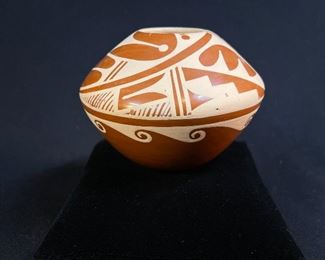 Native American pot Signed C G Loretto Jemez Pueblo - buy on StubbsEstates.com