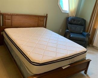 #41	Bed	Bassett Full Headboard/Low Footboard w/Jubilee Mattress & Boxsprings	 $ 175.00 																						