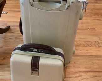 #136	misc	Delsey Paris France set of 2 Luggage hardback 4 wheel canyon and Cosmetic Bag 	 $ 75.00 																						