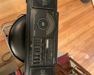 #173	electronic 	Sound design bum box with cd, 2 cassette 	 $ 25.00 																						