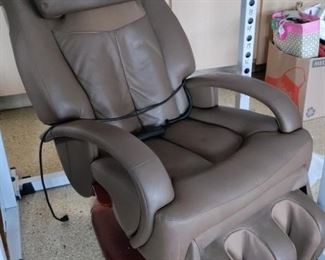 YOU WON'T WANT TO GET OUT OF THIS ONE - EXCELLENT CONDITION MASSAGE CHAIR !! HUMAN TOUCH MODEL HT-270