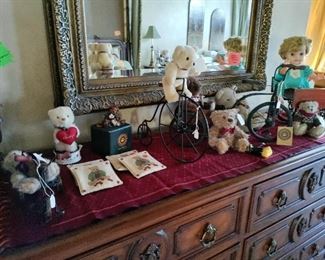 NICE COLLECTION OF BOYD'S BEARS & ACCESSORIES