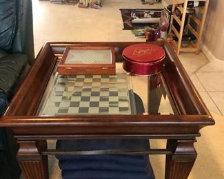 3 piece matching coffee table set
(Coffee table,  end table and sofa table ) $200 for all practically brand new solid wood . We take checks, cash, credit cards, Venmo
Coffee table measures 40” x 40” x 18”
End table measures 28” x 24”