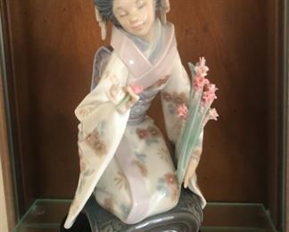 RARELY SEEN Lladro 1448, 'Yuki," Japanese Geisha with Flowers, 7.5," Mint LLADRO, SPAIN: "KIYOKO" GEISHA #1450 -- 1984 DESIGNED BY SALVADOR DEBON INRODUCED IN 1983 RETIRED IN 1998 *VERY HARD TO FIND* ** SHE MEASURES ABOUT 7.5" TALL Width 4.5" Depth 3.5" SHE IS IN EXCELLENT CONDITION -- NO ISSUES - NO BOX. 