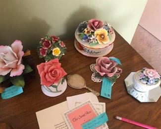 Rose statue –Andrea by Sadek. Made in China, The Sonia Rose by Jeanne Holgate 1983. Including certificate and paperwork, CerameRose.Marked “N” on Bottom.