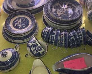 “Japan” mark only on bottoms. 12 pieces dishes,  Homer Laughlin-Made in USA. Blue Willow.  “Japan” mark only on bottoms. 12 pieces dishes