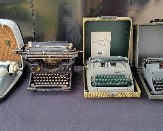 B069 Vintage Typewriters