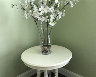 Great accessory table and flower arrangement