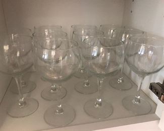 Lots of great wine glasses. Great for entertaining!