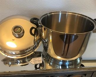 Large pot great for lobsters or great big parties