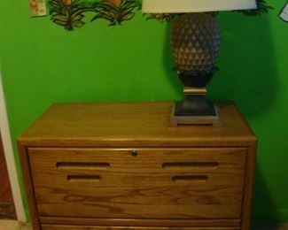 Lateral file with pineapple lamp