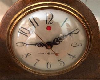 #112) - $75 - Mantle Clock.  General Electric.
