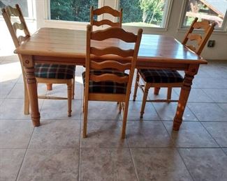 Knotty Pine Breakfast Table with 4 Chairs