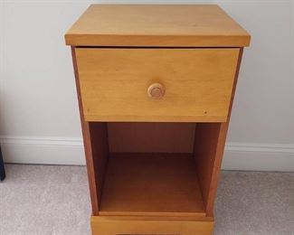 Traditional 1 Drawer Nightstand