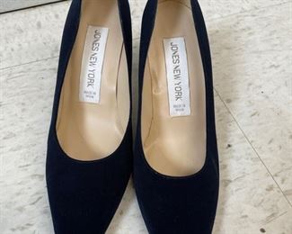Jones New York deep navy velvet heels. Size 8.5. Photo 1 of 2.
