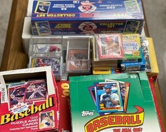 HUGE collection of baseball cards -- 1,000+. Photo 1 of 2.