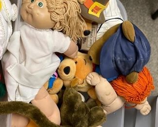Assorted vintage dolls including Cabbage Patch Doll.