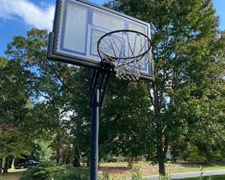 Basketball Goal (Buyer Responsible for Removal) 