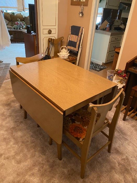 Prestine Condition Mid Century Modern dining room table, hutch, 6 chairs and 3 leaves.