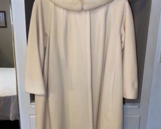 Beautiful vintage winter white coat with a “fur” collar 