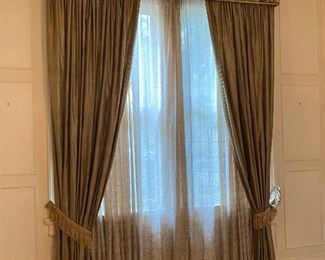 https://www.ebay.com/itm/114940657436	GR7002 1900s New Orleans Window XL Cornice Crown from St Charles Ave Local Picku	BIN
