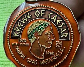 https://www.ebay.com/itm/124727288048	HC3005 BRONZE MULTI CLOISSONNE 1995 KREWE OF CAESAR MARDI-GRAS DOUBLOON LOOPED	BIN

