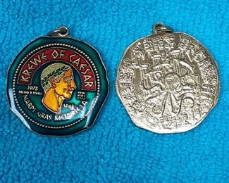 https://www.ebay.com/itm/124734619584	HC3007 BRONZE MULTI CLOISSONNE 1982 KREWE OF CAESAR MARDI-GRAS DOUBLOON LOOPED	BIN
