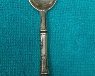 https://www.ebay.com/itm/114895585463	ME3018 USED TIFFANY & CO. 4 1/8 STERLING SILVER TEA SPOON BAMBOO PATTERN	Offer
