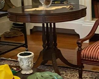 https://www.ebay.com/itm/124963925231	SC8007 Traditional Wooden Pedestal Accent Table LOCAL PICKUP		Auction Starts 10/22/2021 10 PM
