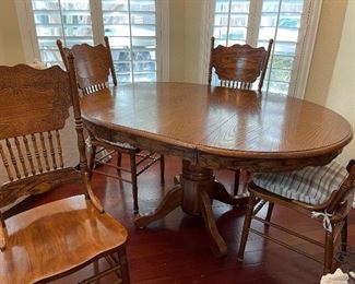 Vintage pedestal base round table with two leaves and four chairs