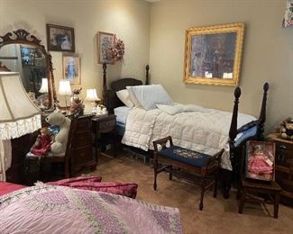 Guest room with twin four poster bed