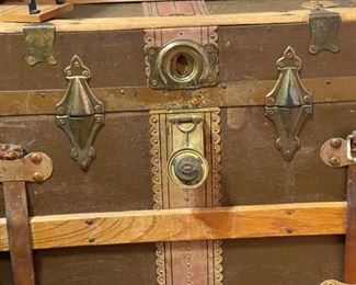 A close look at the vintage wood and leather details on the trunk. We also have the key!!