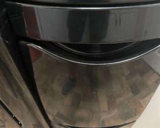 Center storage piece between the washer and dryer